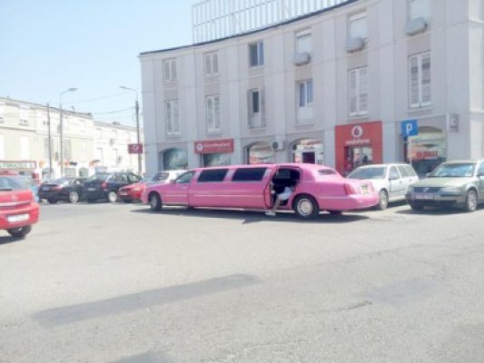 Apariţie inedită în trafic, la Mangalia: LIMUZINA ROZ